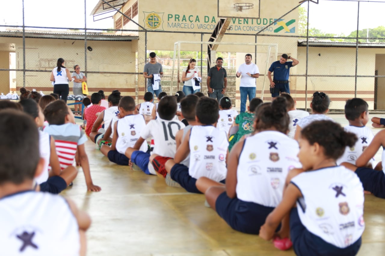 Prefeito Márcio Serrão primeira dama Deputada Estadual Alliny Serrão entregam uniformes para projeto Anjo da Guarda.